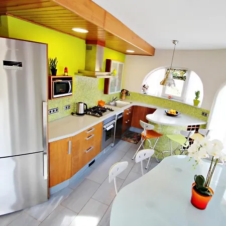 May-10 - Modern, Well-equipped With Private Pool In *