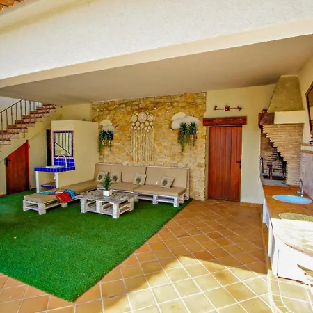 May-10 - Modern, Well-equipped With Private Pool In